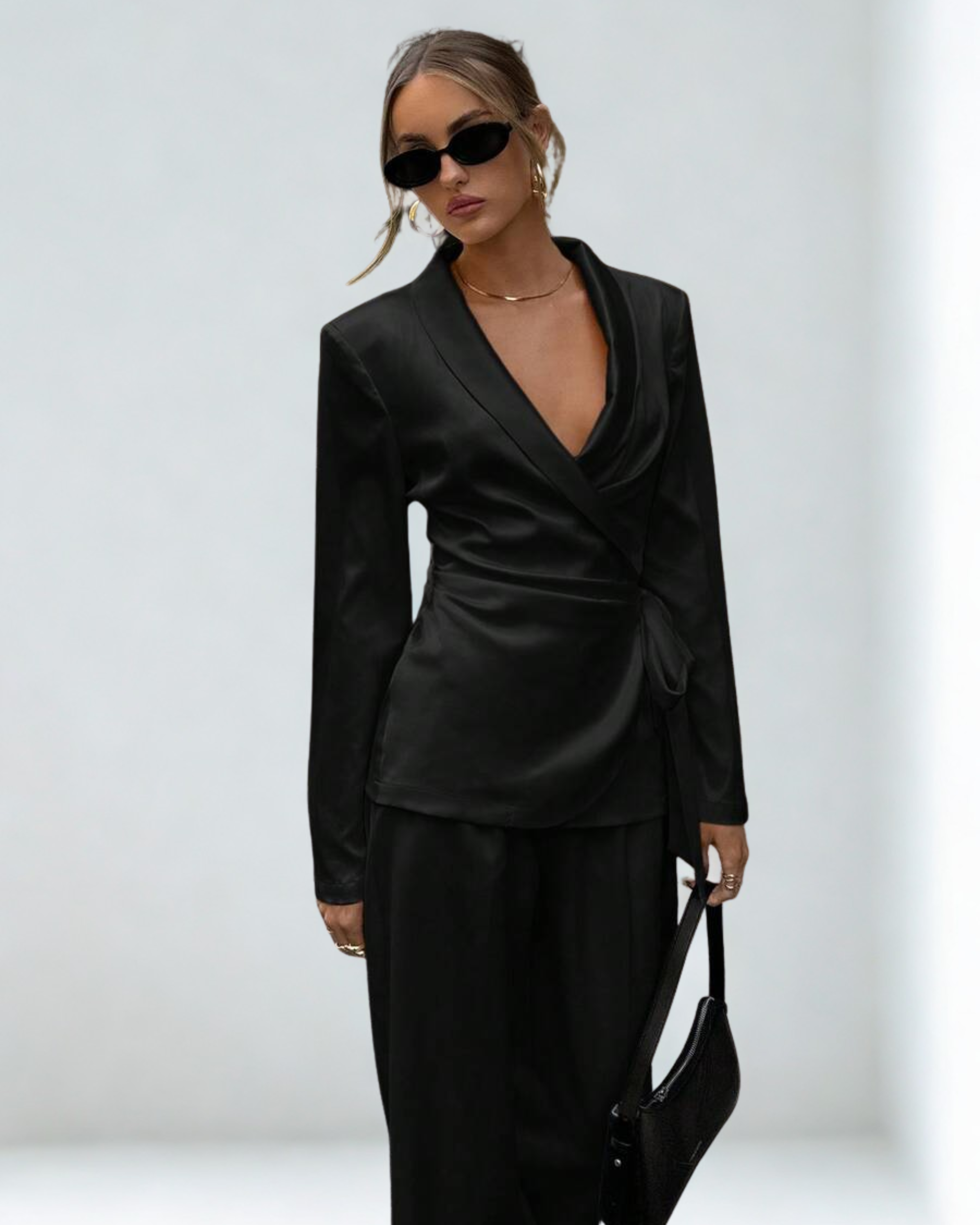 Blusa Preta Transpasse em V com Laço | Elegância Atemporal L’AdePars