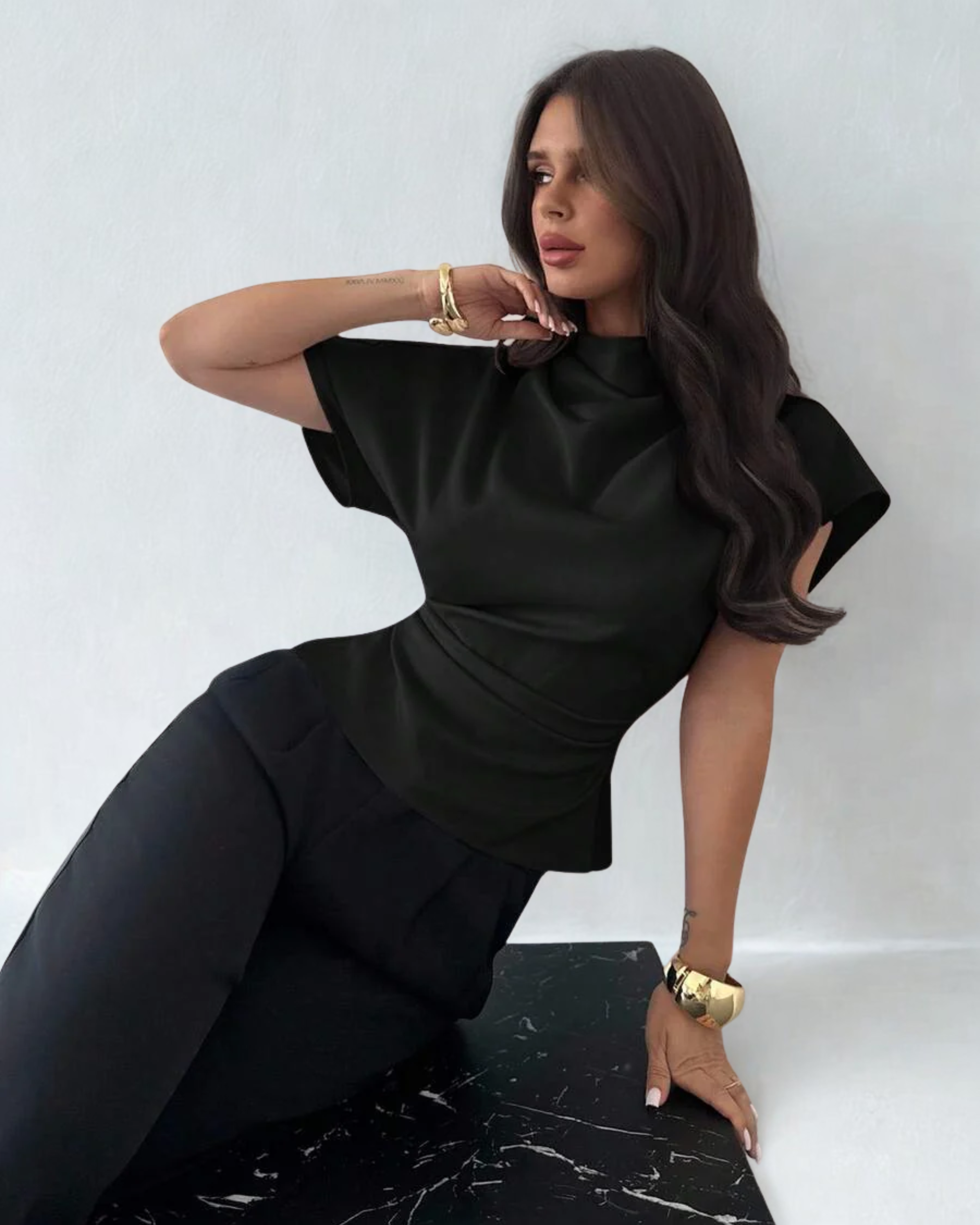 Blusa Preta em Fibra de Bambu – Elegância Natural com Gola Amassada