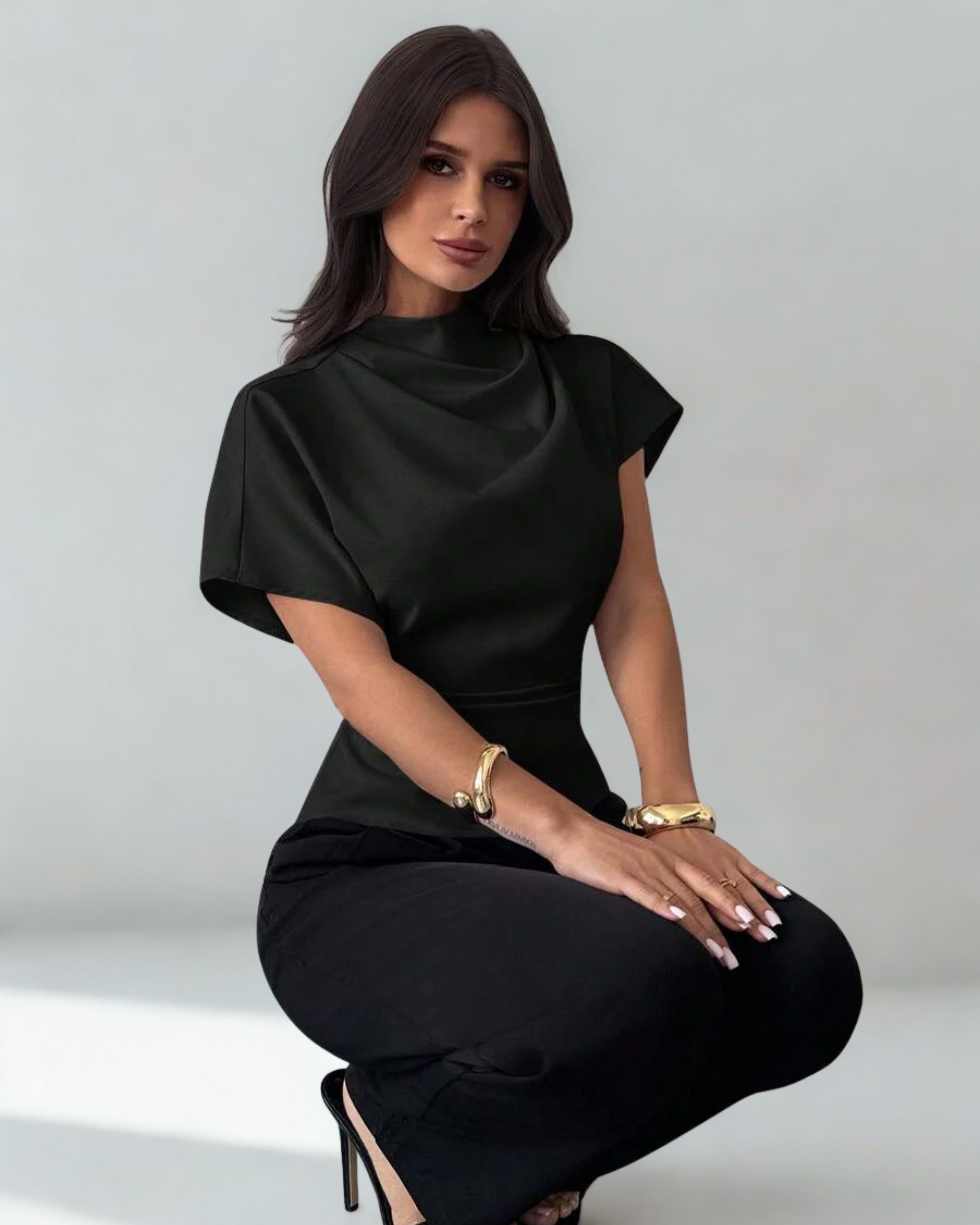Blusa Preta em Fibra de Bambu – Elegância Natural com Gola Amassada