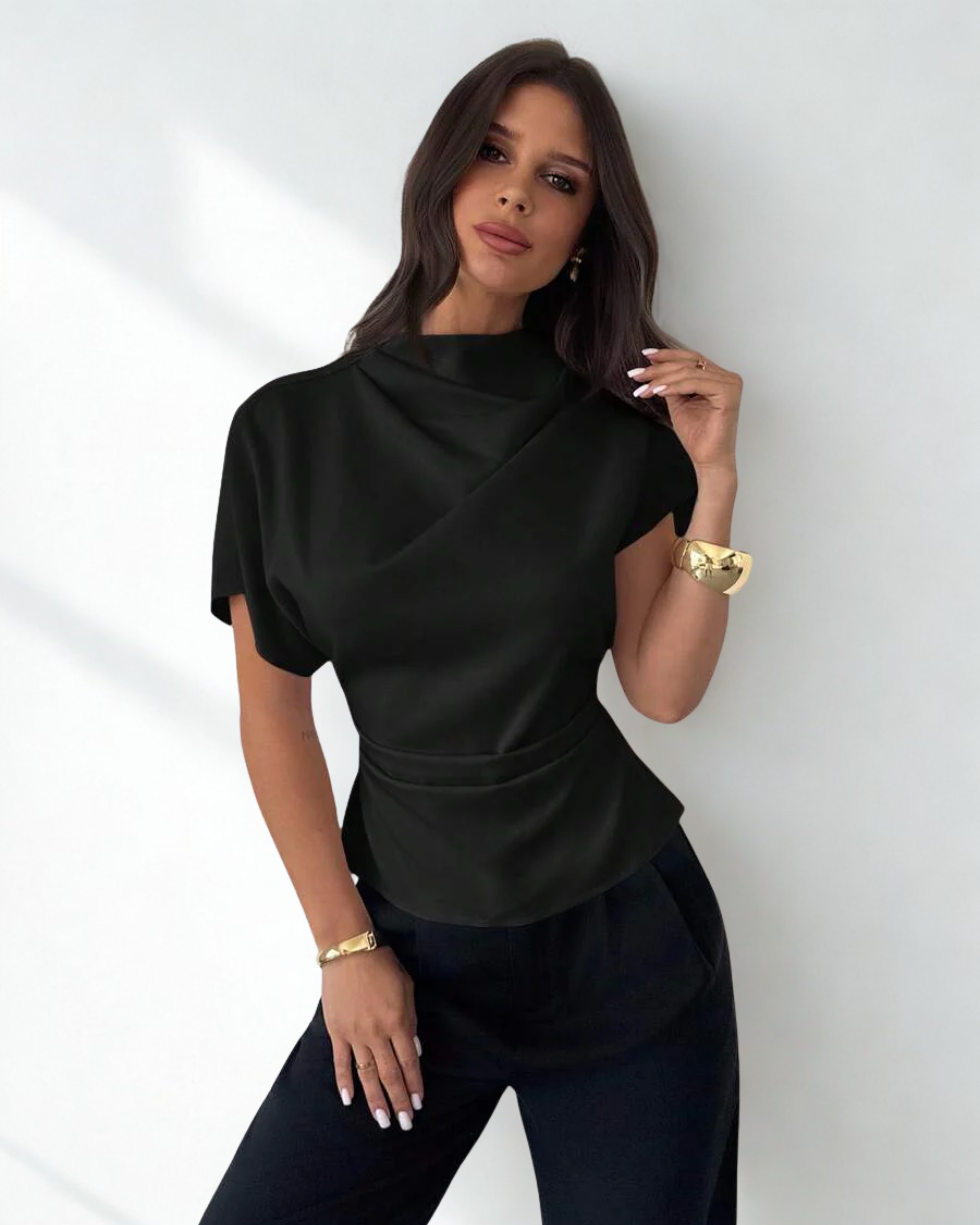 Blusa Preta em Fibra de Bambu – Elegância Natural com Gola Amassada