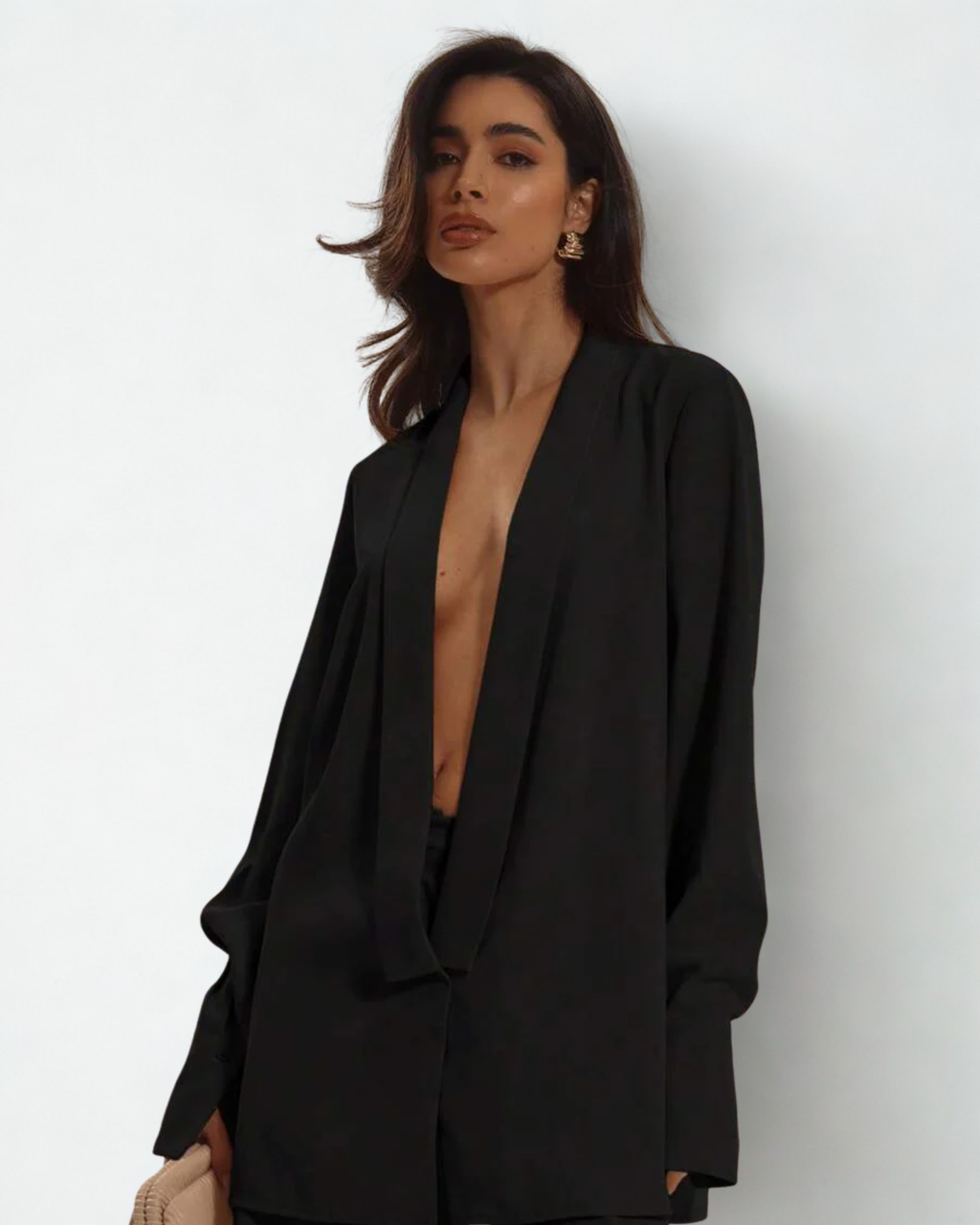Camisa Preta Feminina com Decote Profundo – Elegância Atemporal L’AdePars