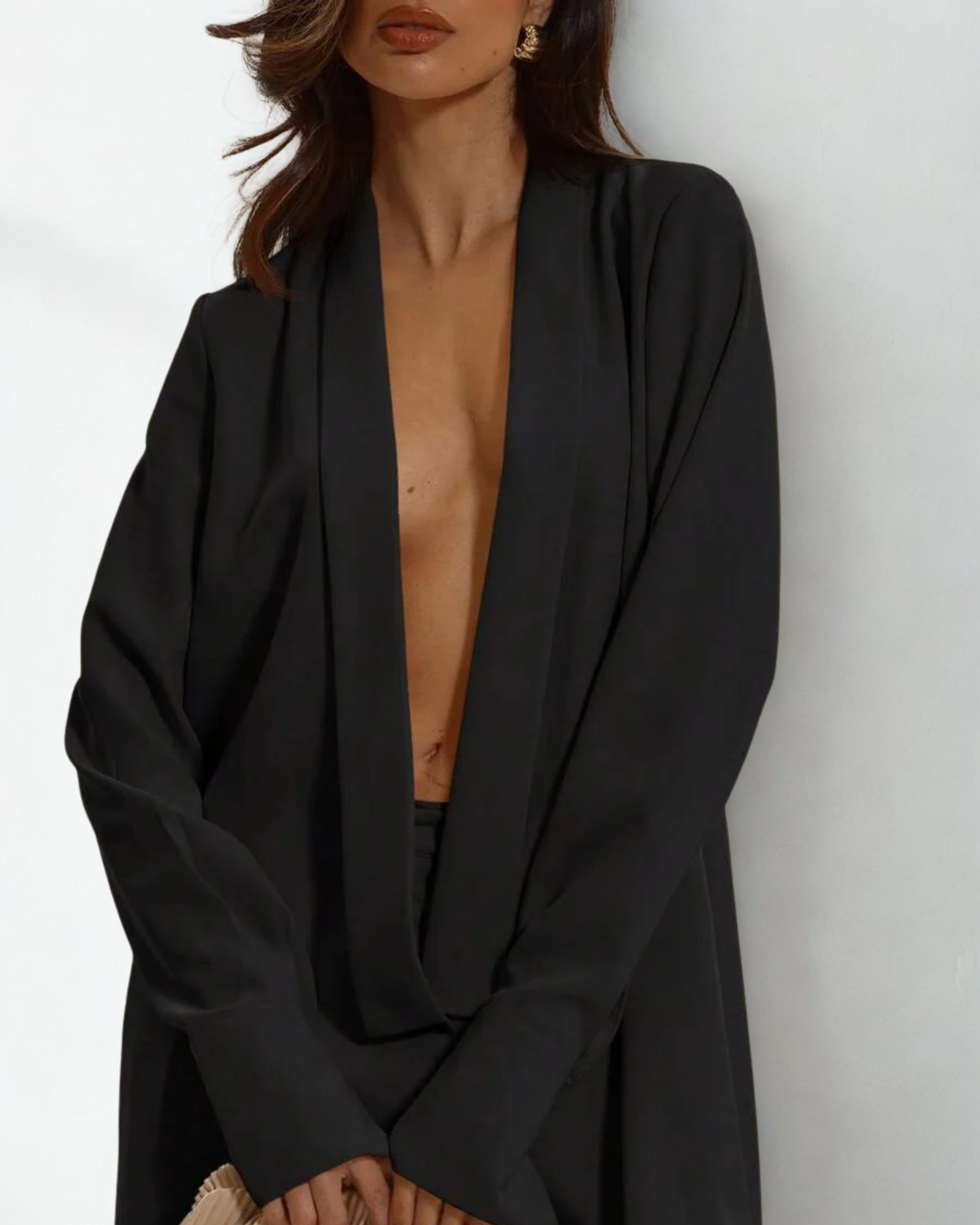 Camisa Preta Feminina com Decote Profundo – Elegância Atemporal L’AdePars