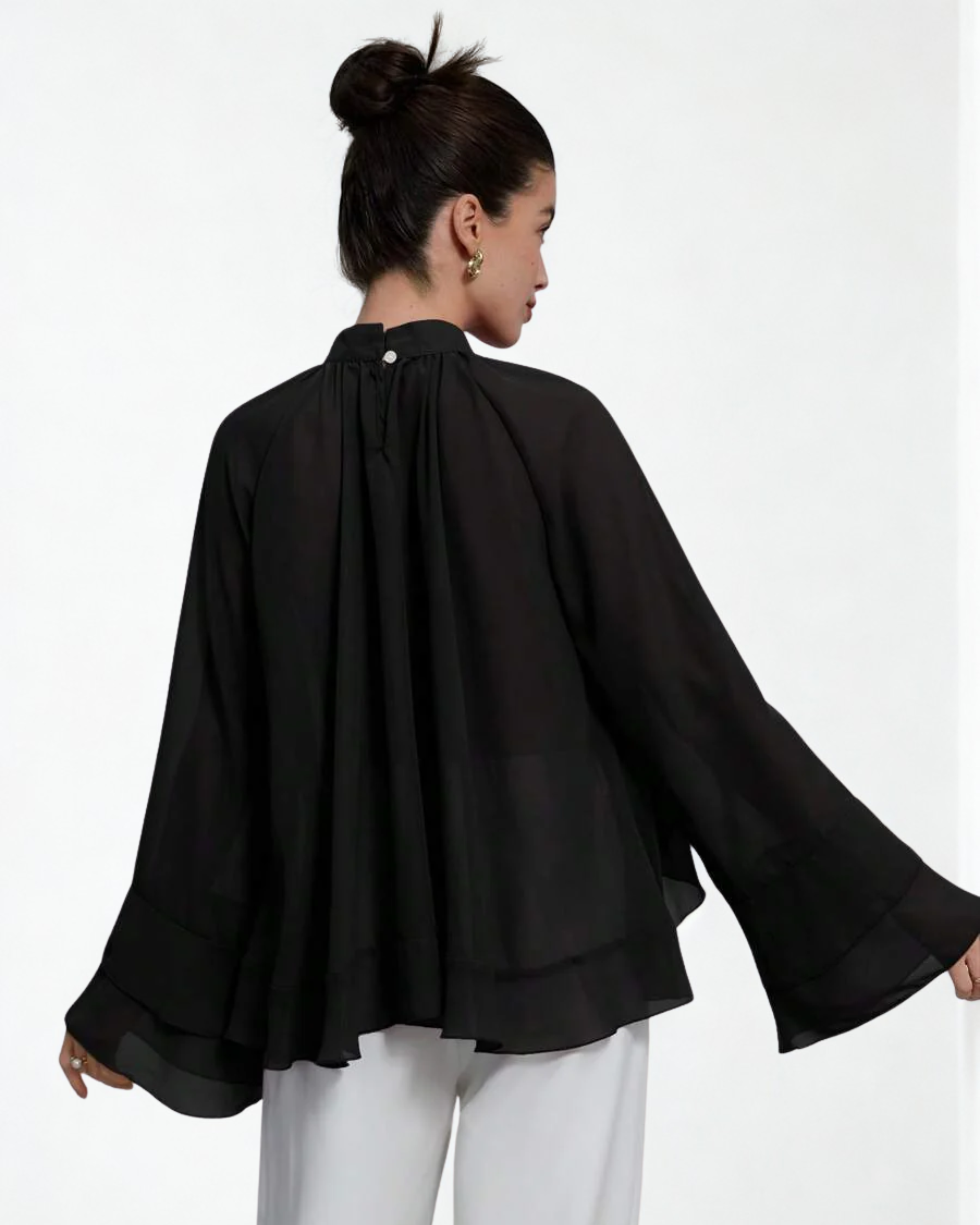 Blusa Feminina Preta em Chiffon com Babados Assimétricos – Oversized Elegante