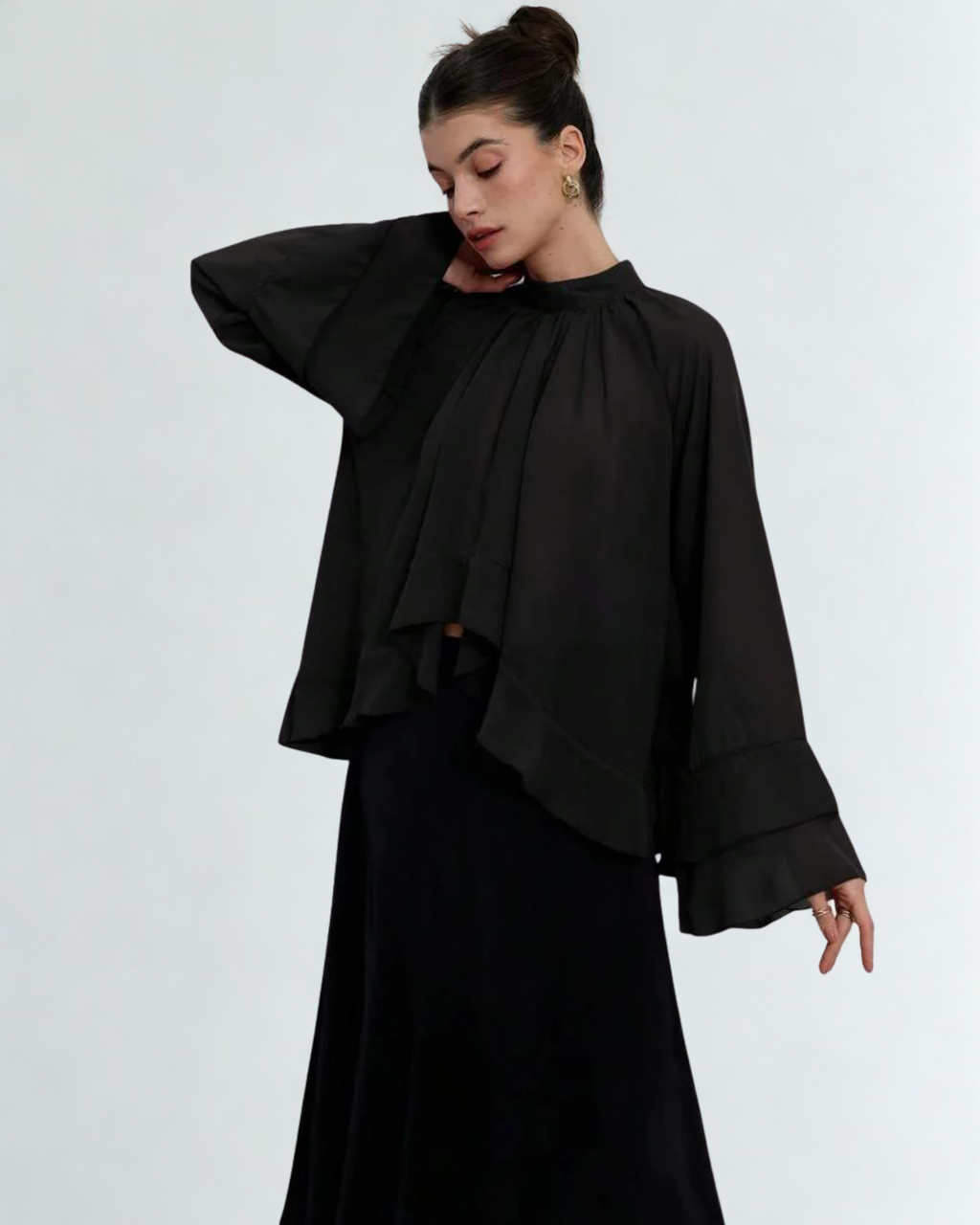 Blusa Feminina Preta em Chiffon com Babados Assimétricos – Oversized Elegante