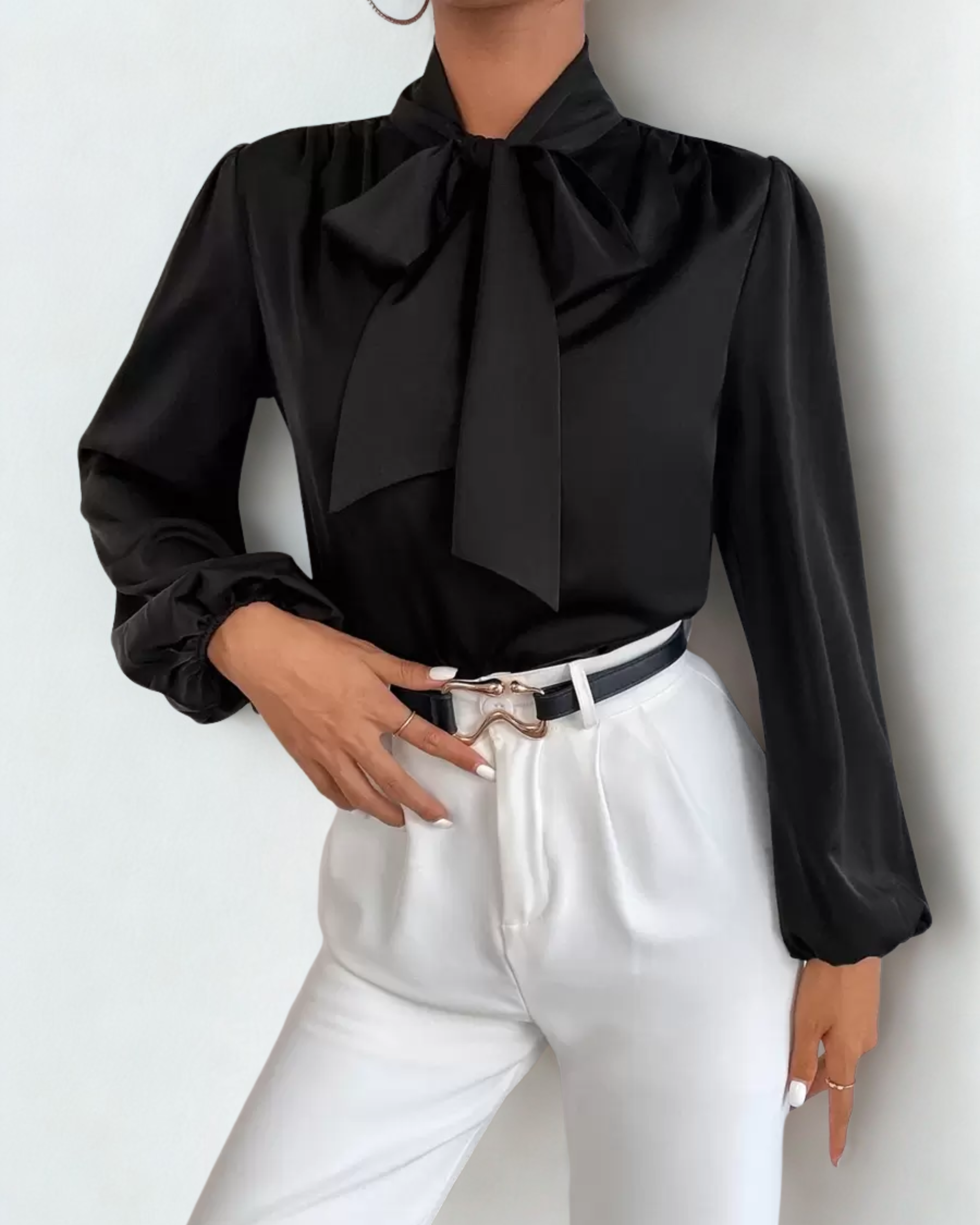Blusa de Cetim Preta com Decote em V e Manga Bishop – Elegância Sofisticada