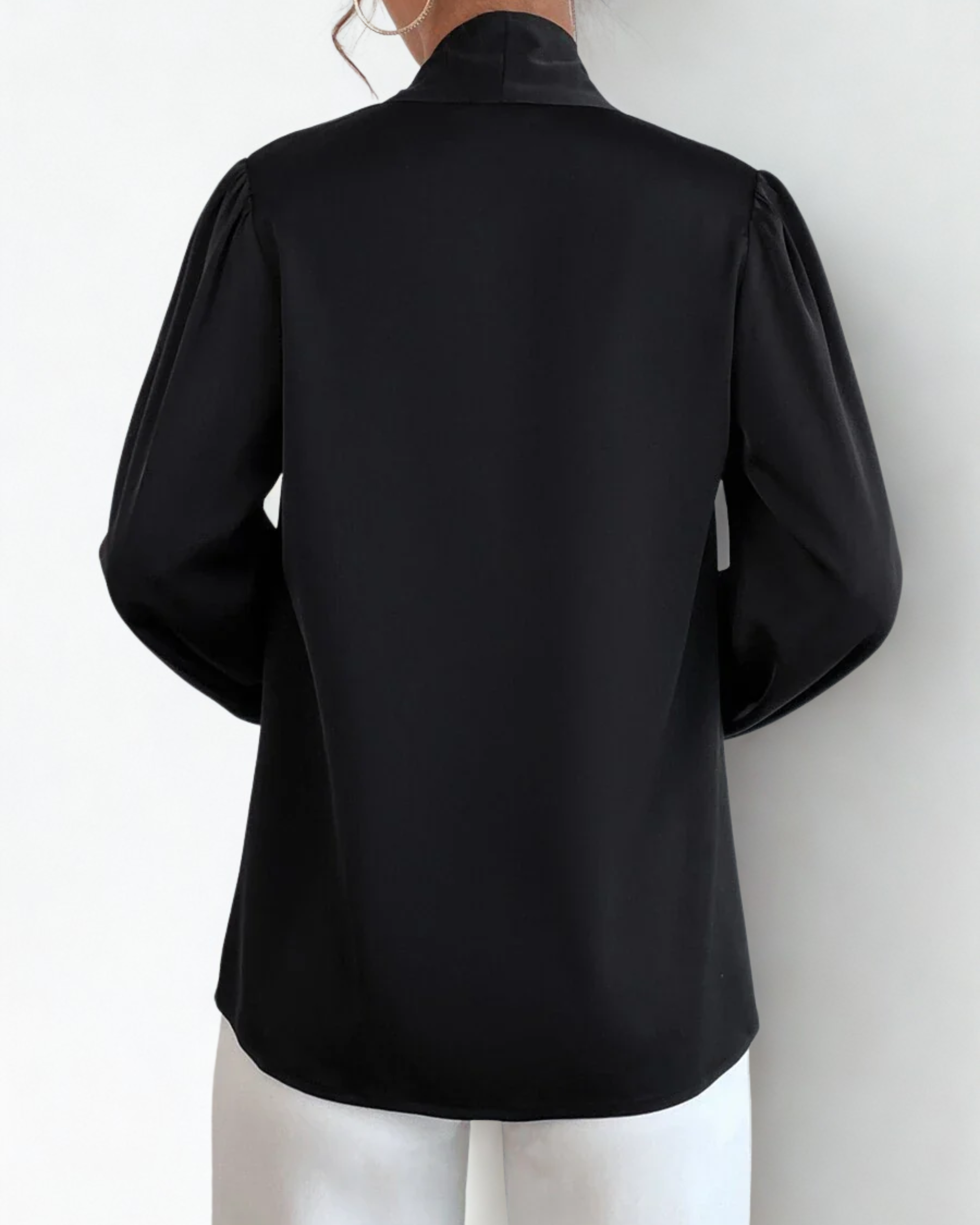 Blusa de Cetim Preta com Decote em V e Manga Bishop – Elegância Sofisticada