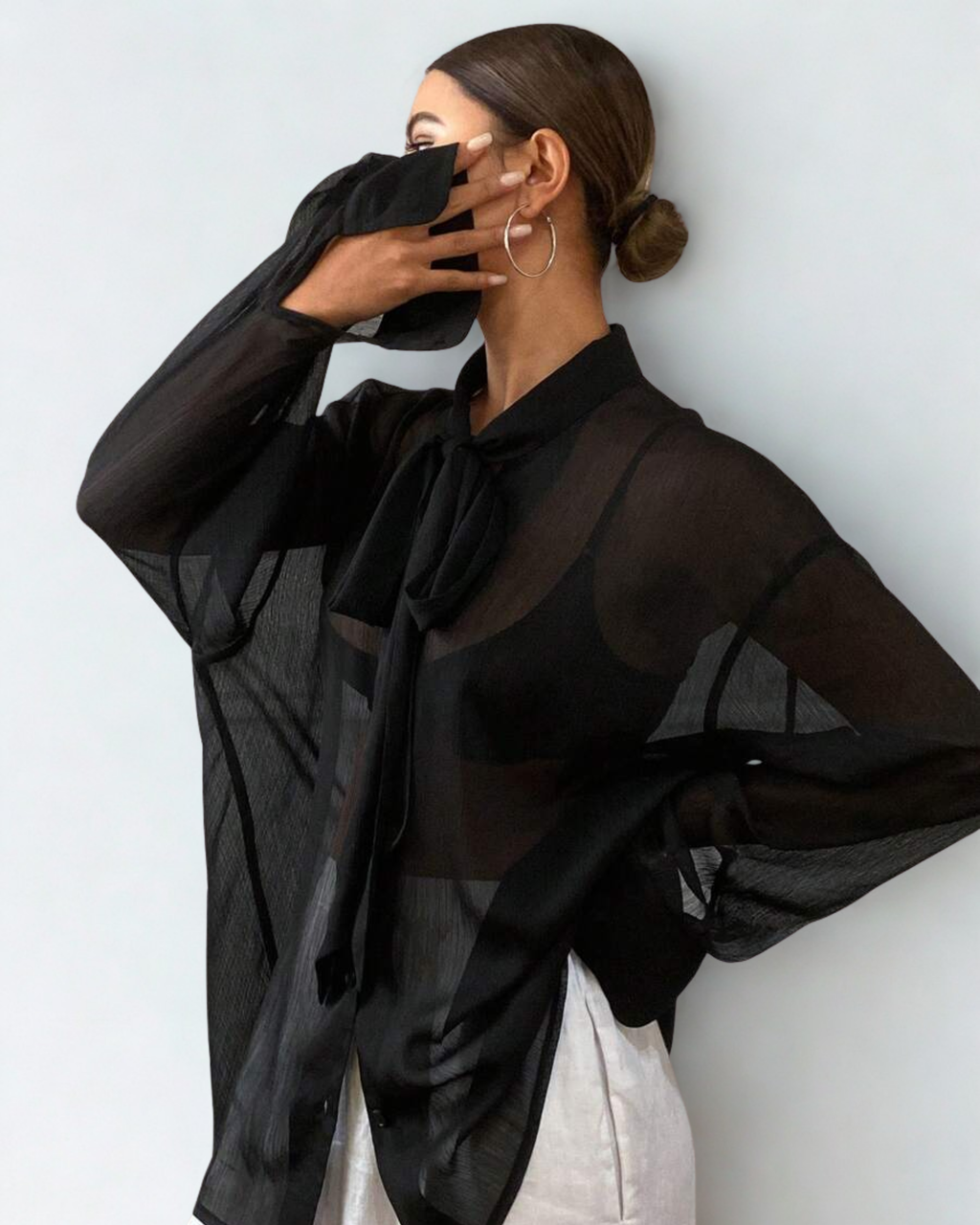 Blusa Feminina Oversized Preta em Chiffon – Transparente, Gola Alta e Manga Longa